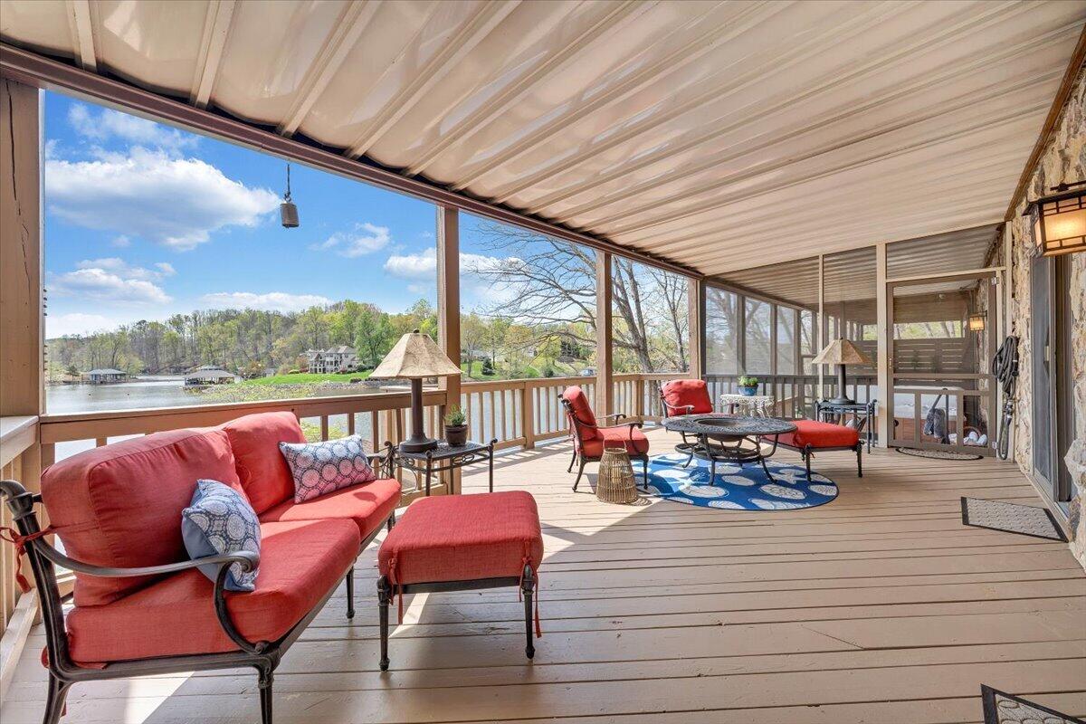 1055 REDBUD LN
