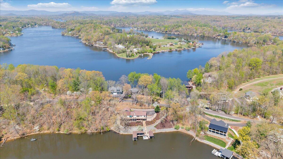 1055 REDBUD LN