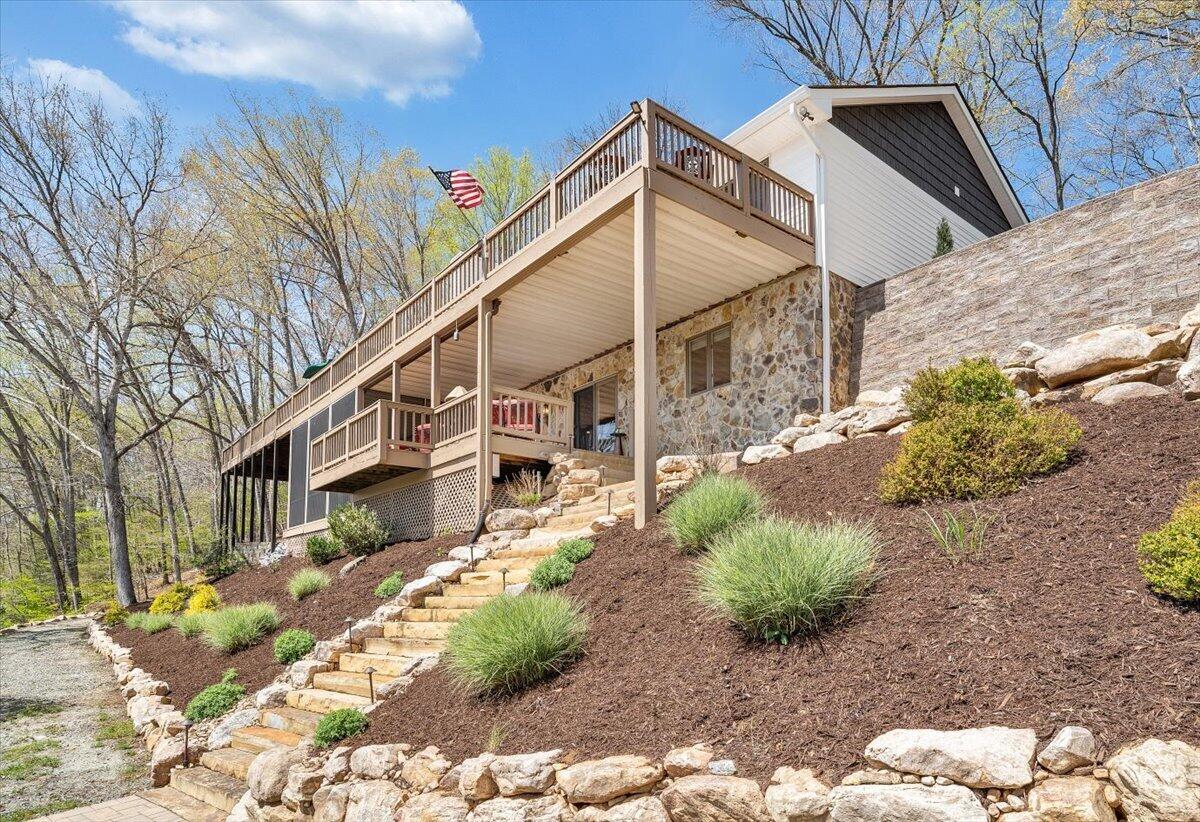 1055 REDBUD LN