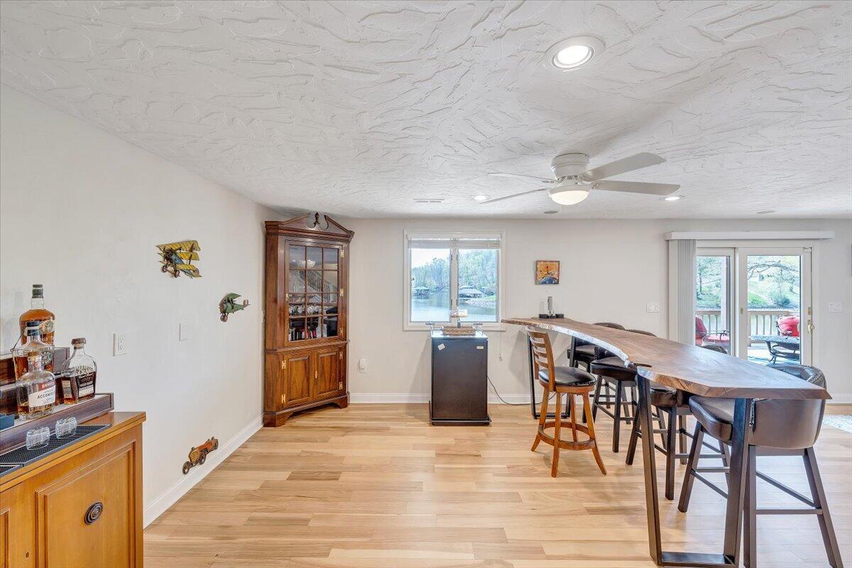 1055 REDBUD LN
