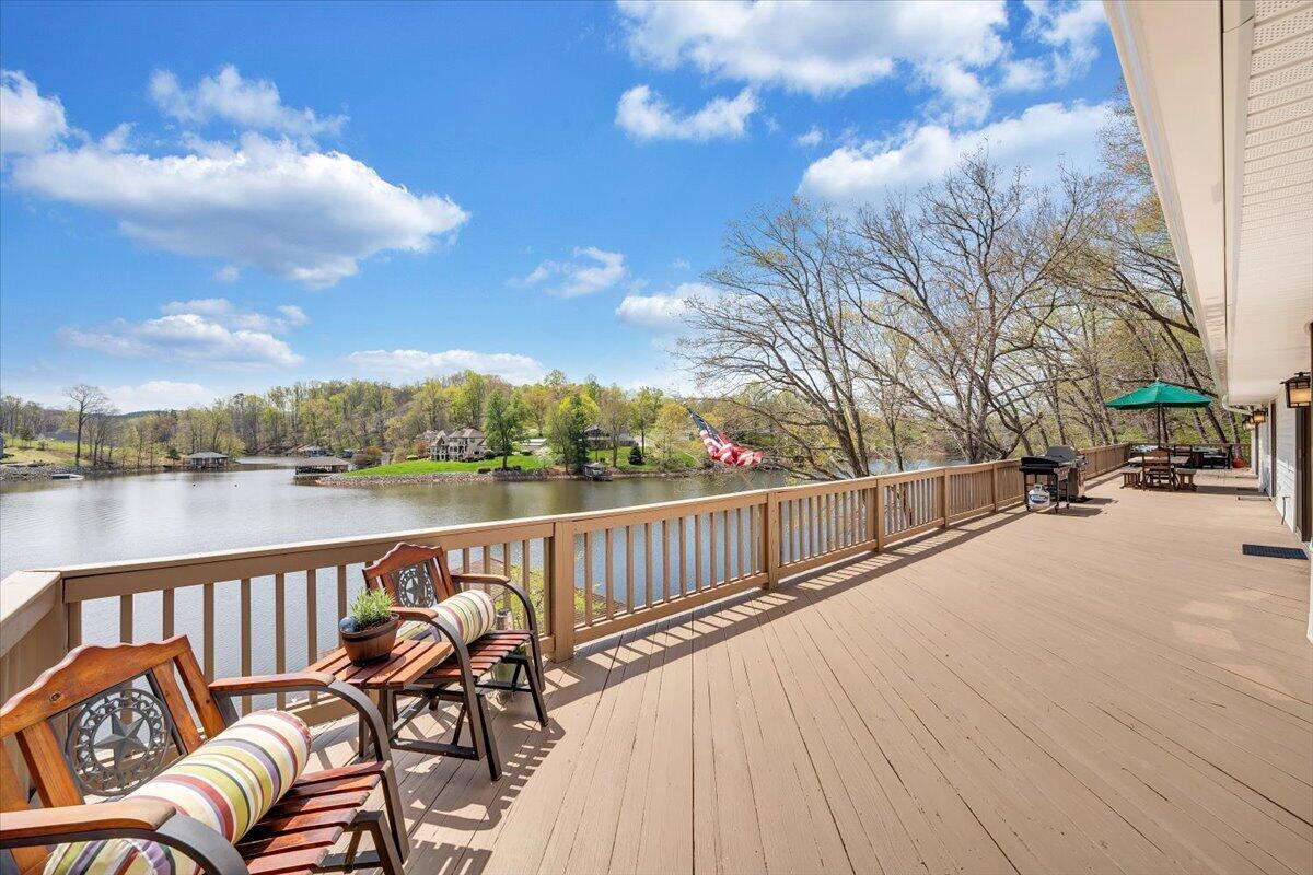 1055 REDBUD LN