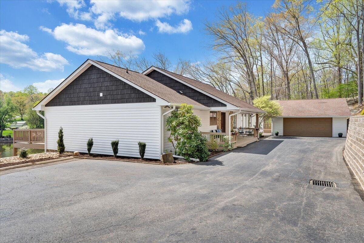 1055 REDBUD LN