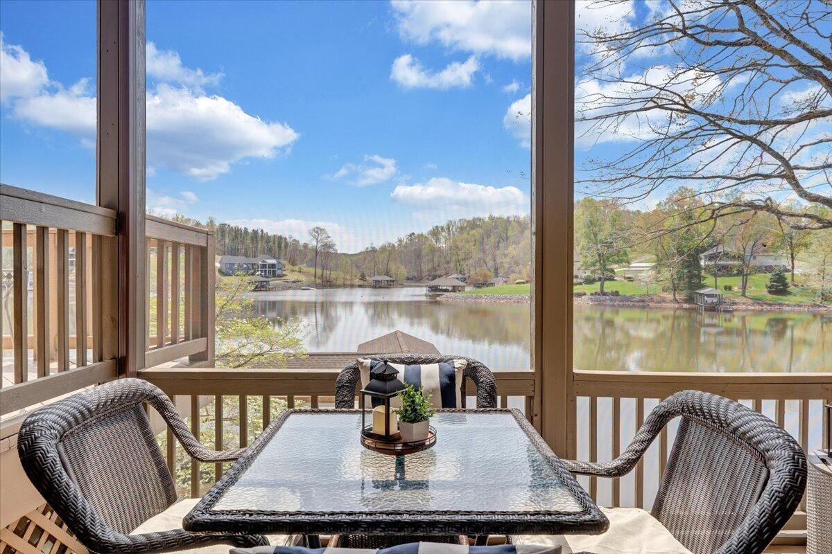 1055 REDBUD LN
