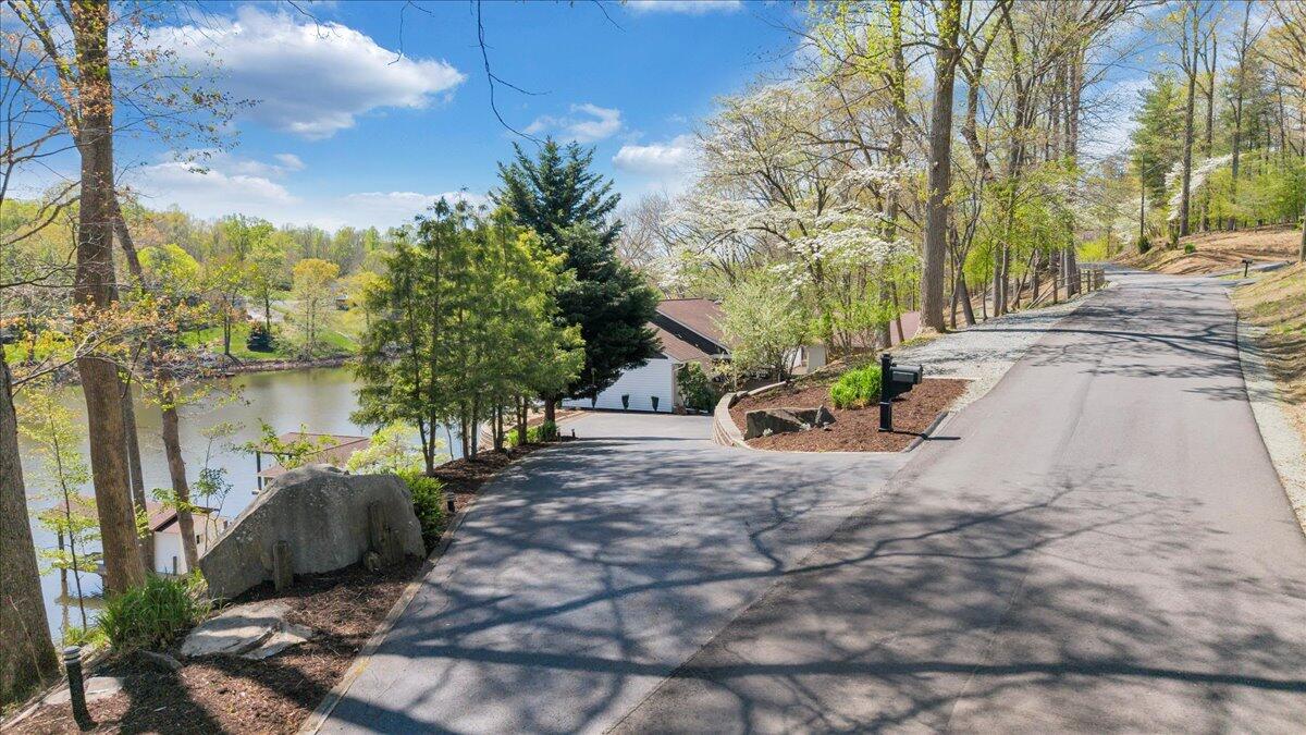 1055 REDBUD LN