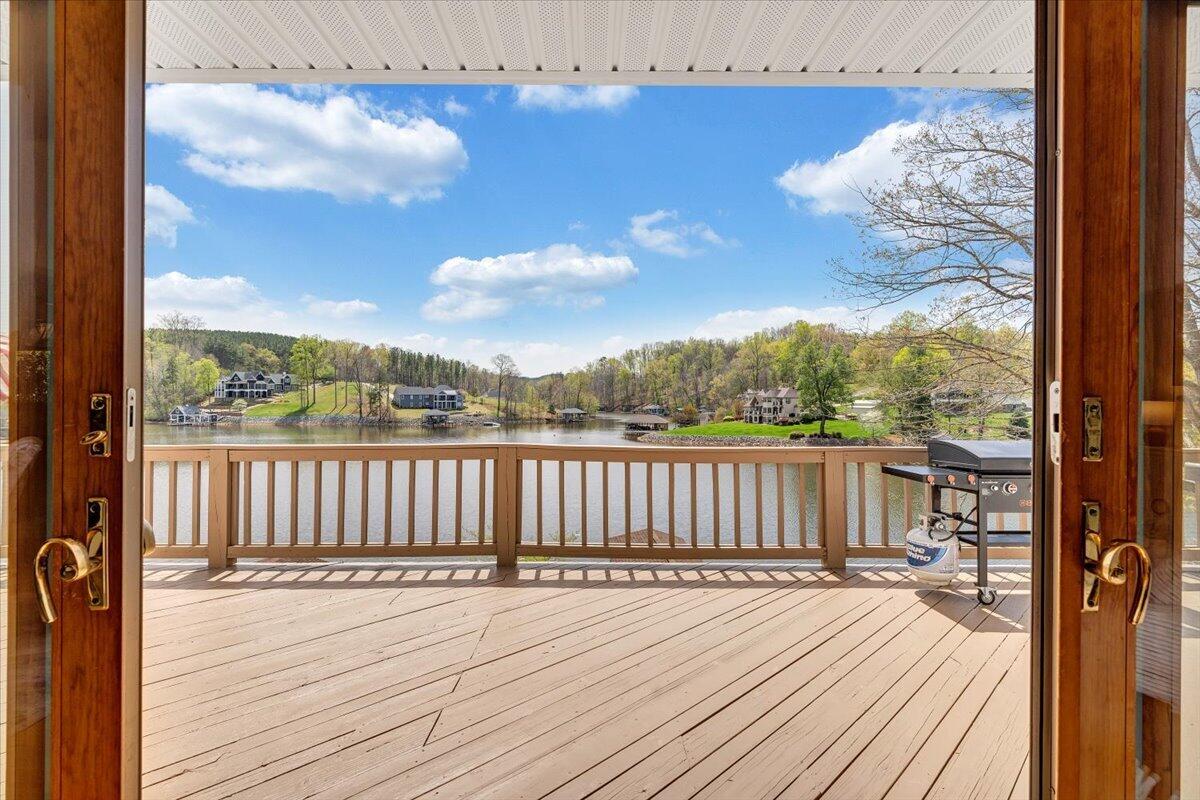 1055 REDBUD LN