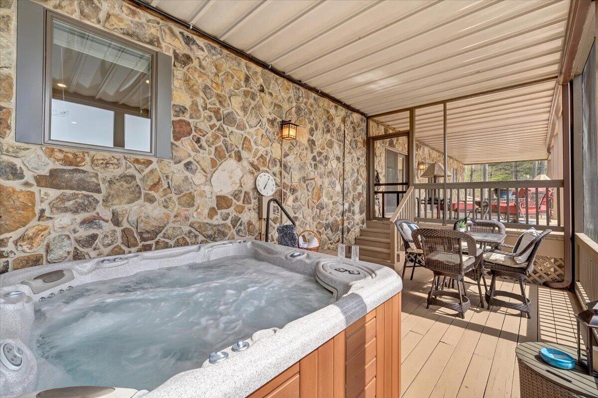 1055 REDBUD LN