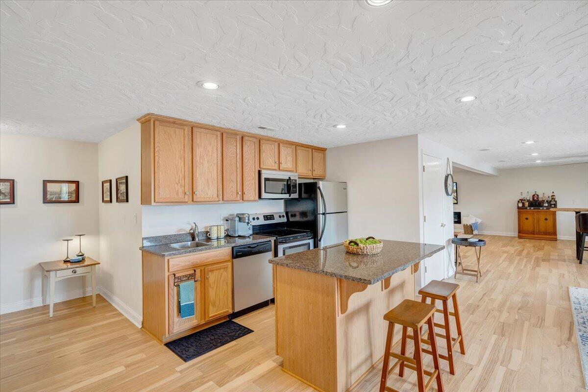 1055 REDBUD LN