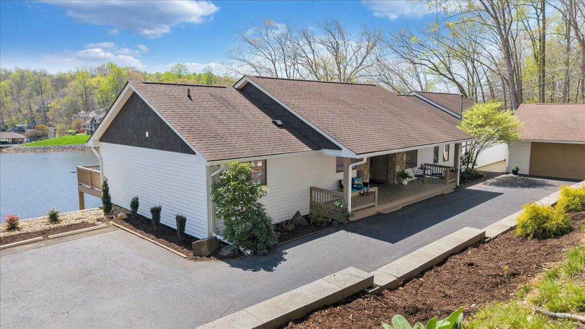 1055 REDBUD LN