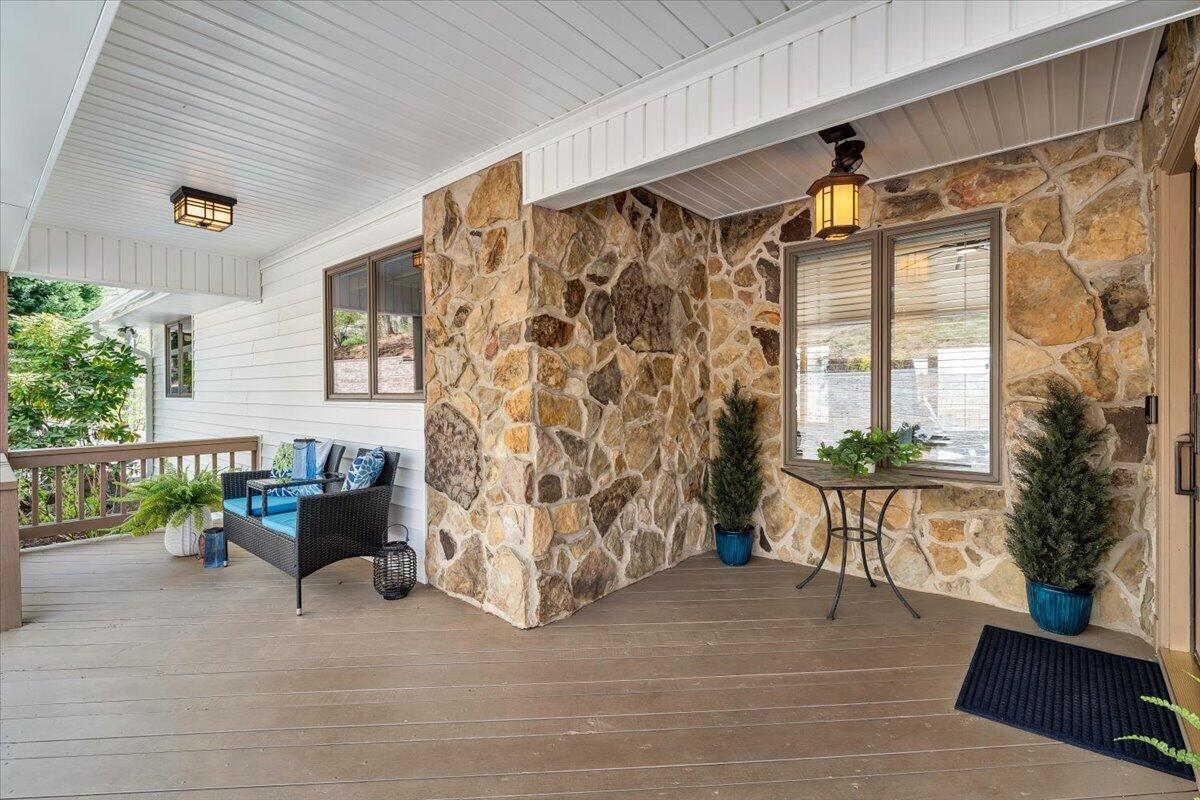 1055 REDBUD LN