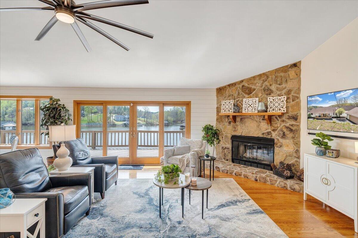 1055 REDBUD LN