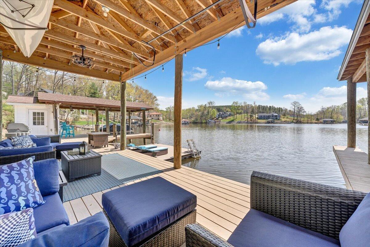 1055 REDBUD LN