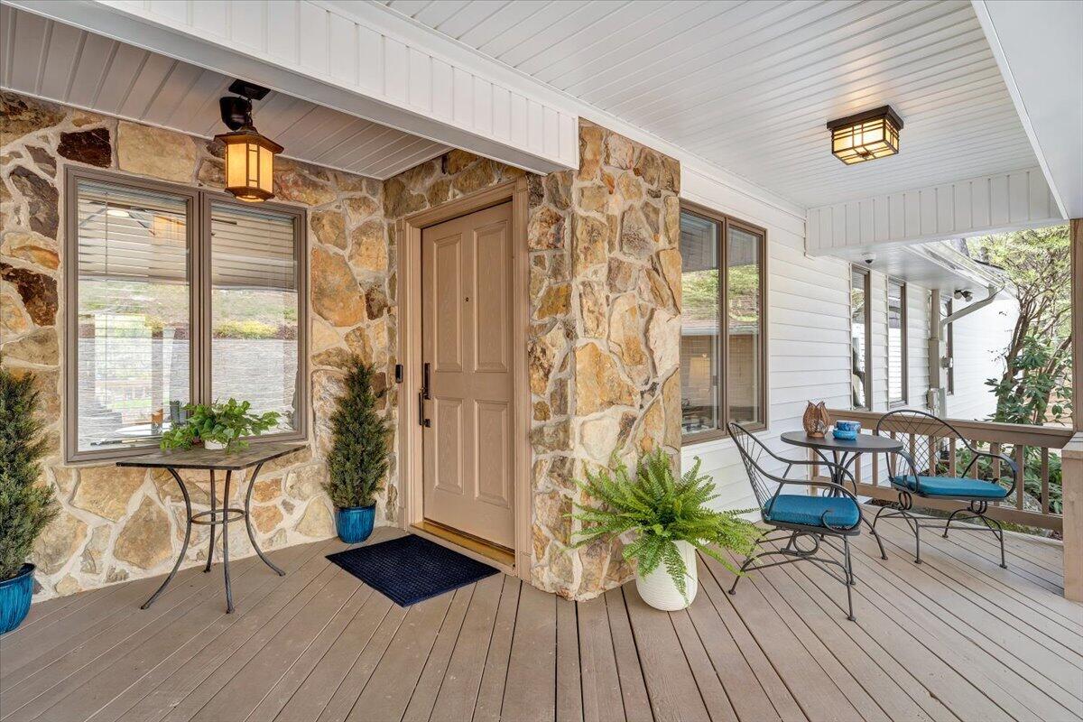 1055 REDBUD LN