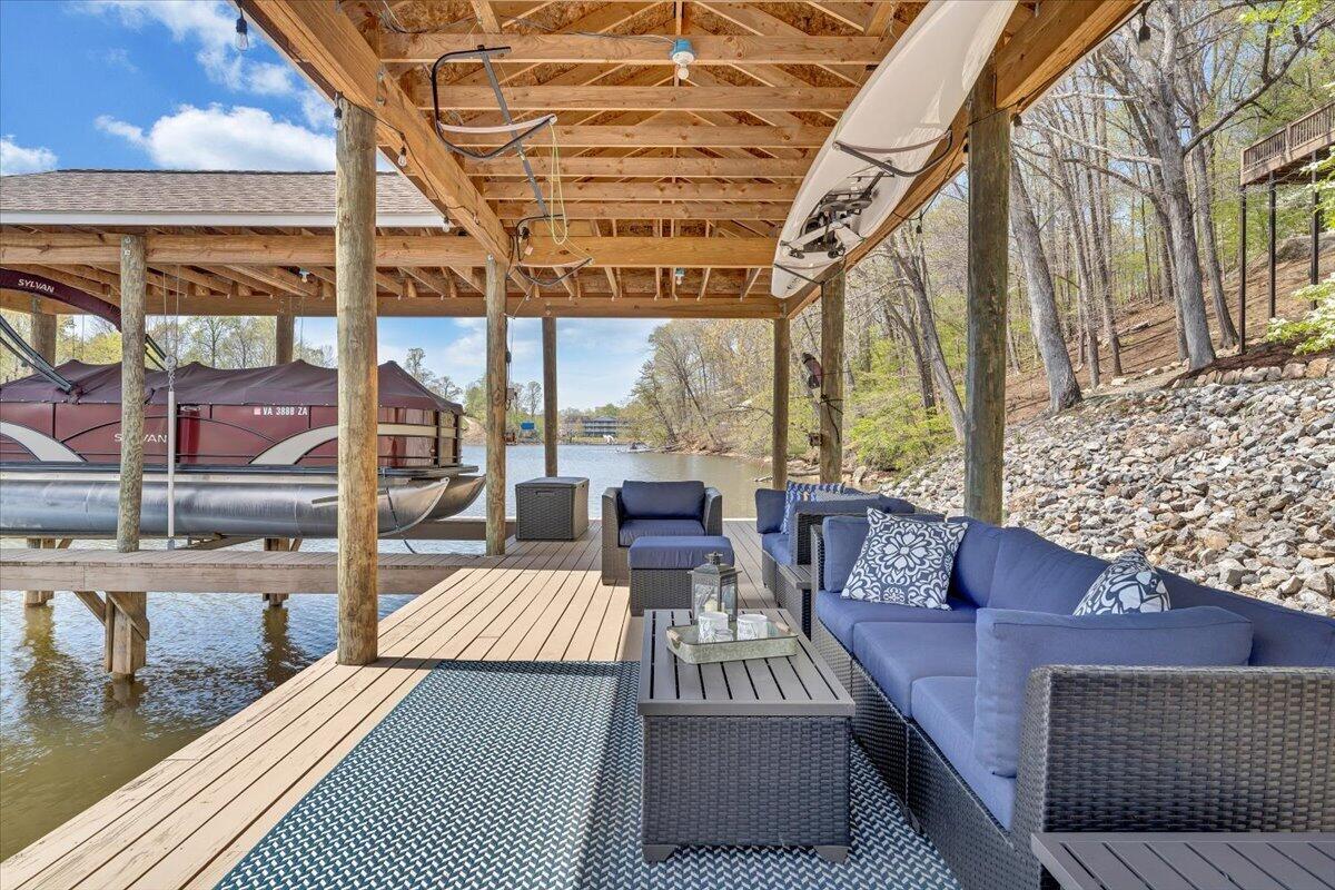 1055 REDBUD LN
