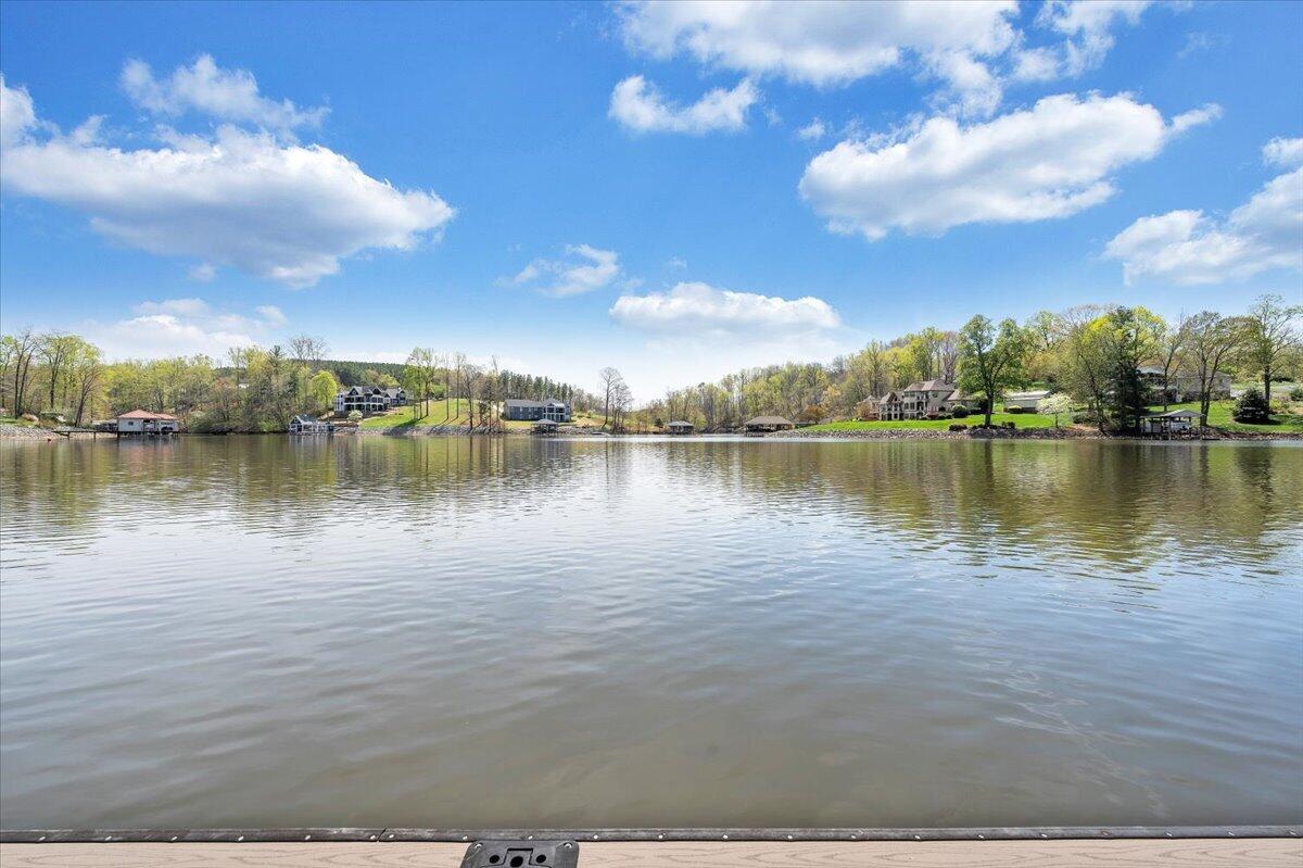 1055 REDBUD LN
