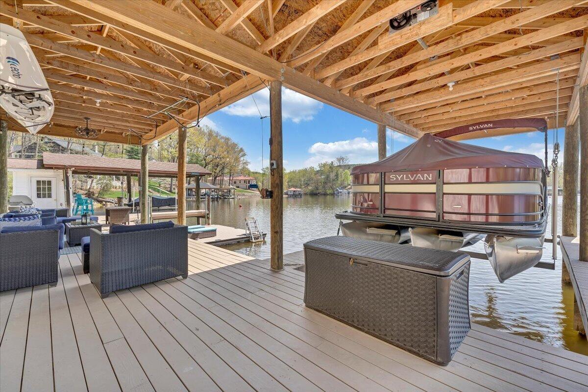 1055 REDBUD LN