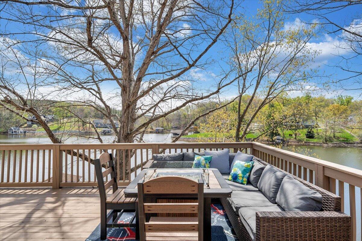 1055 REDBUD LN