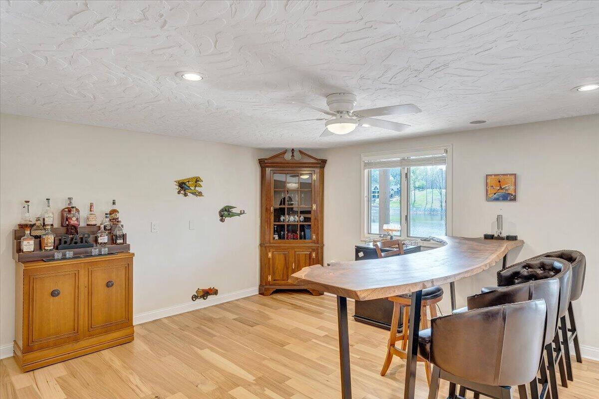 1055 REDBUD LN