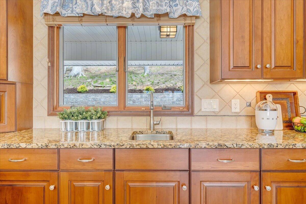 1055 REDBUD LN