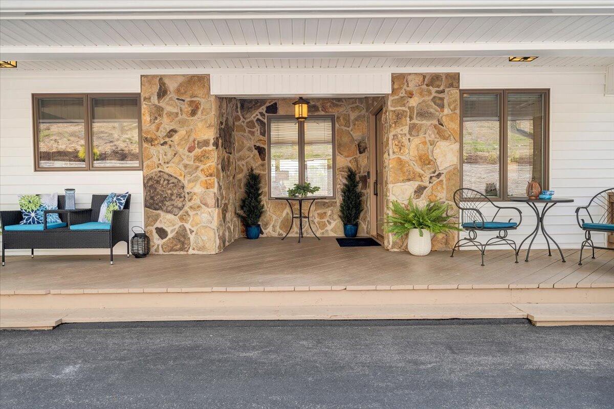 1055 REDBUD LN