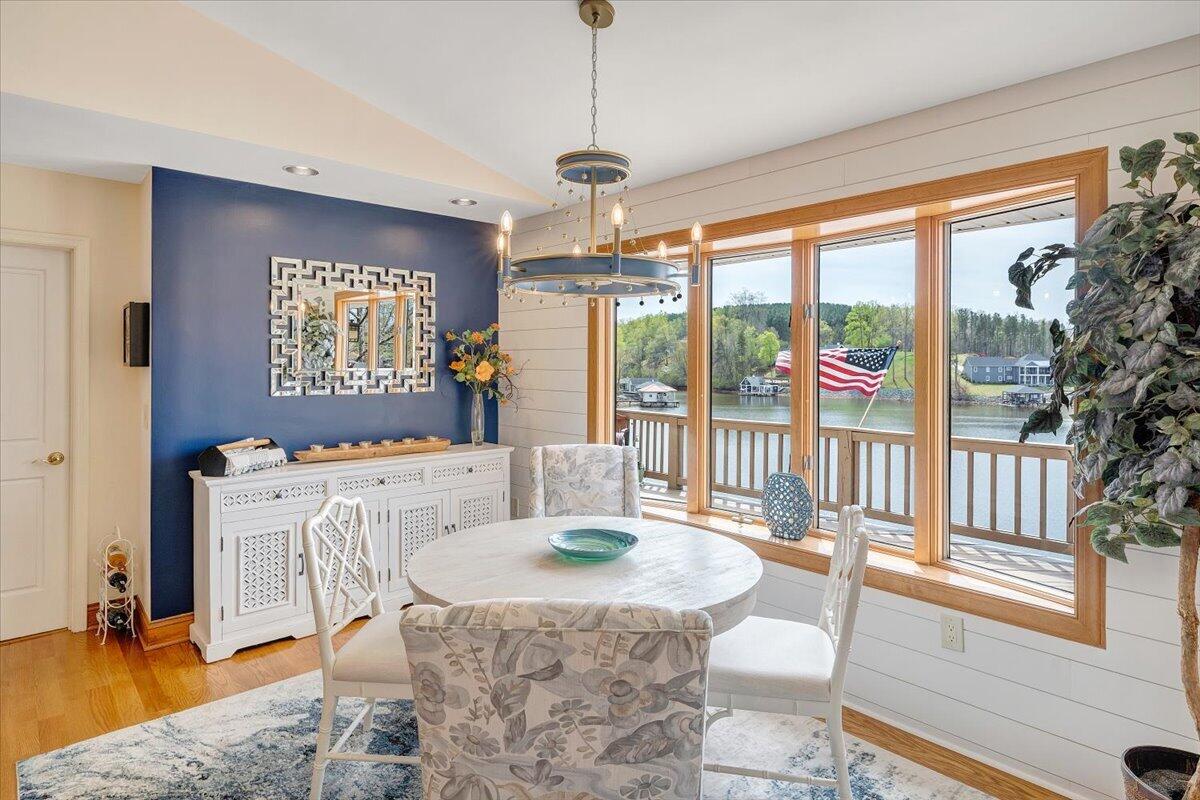 1055 REDBUD LN