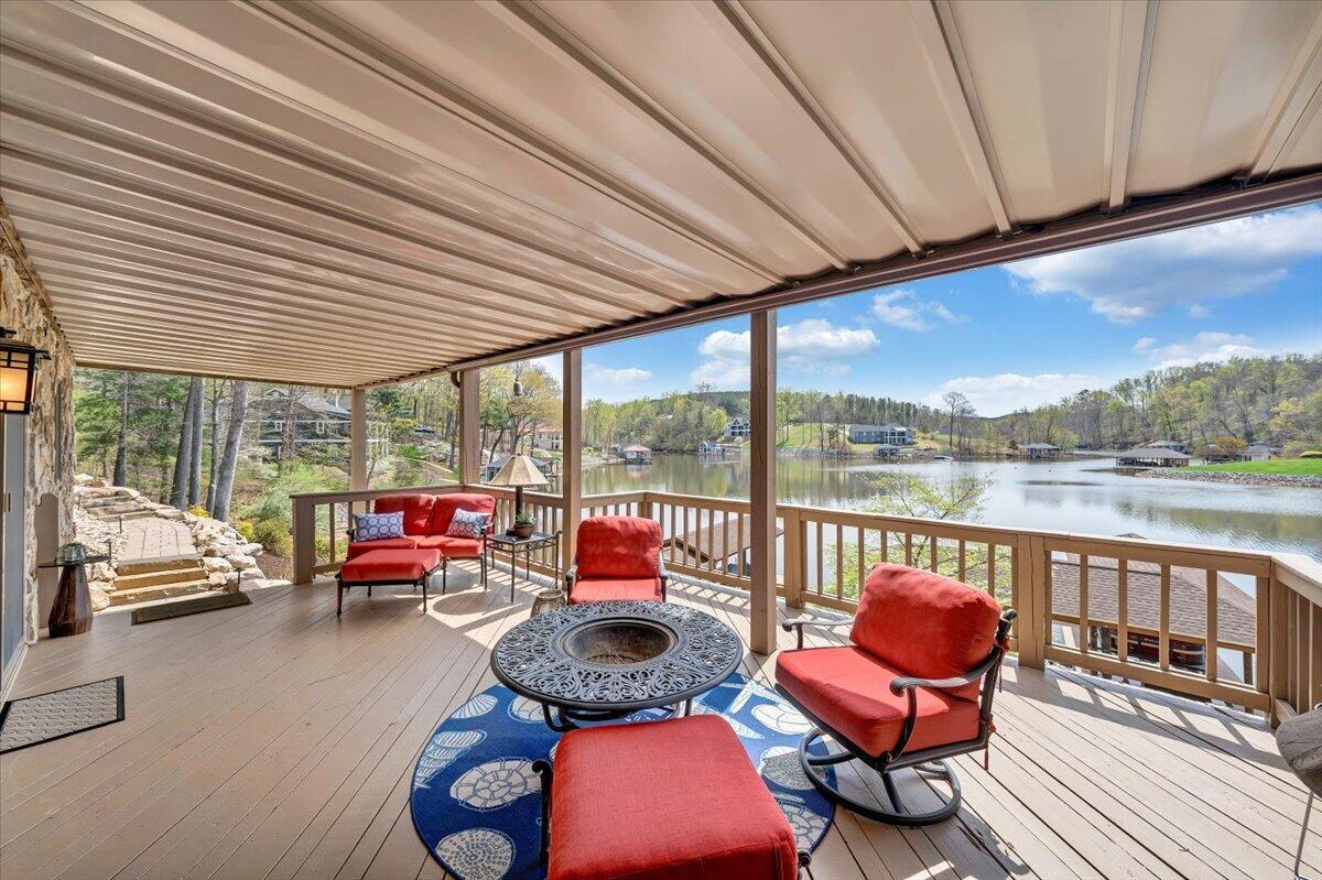 1055 REDBUD LN