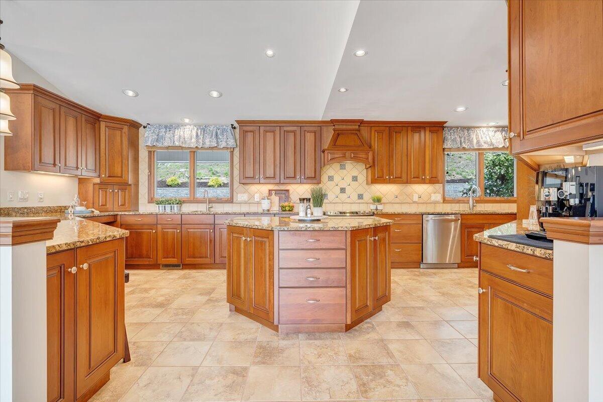 1055 REDBUD LN