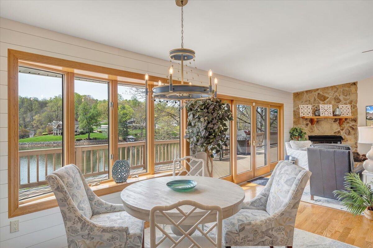 1055 REDBUD LN