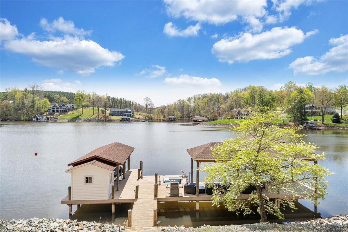 1055 REDBUD LN