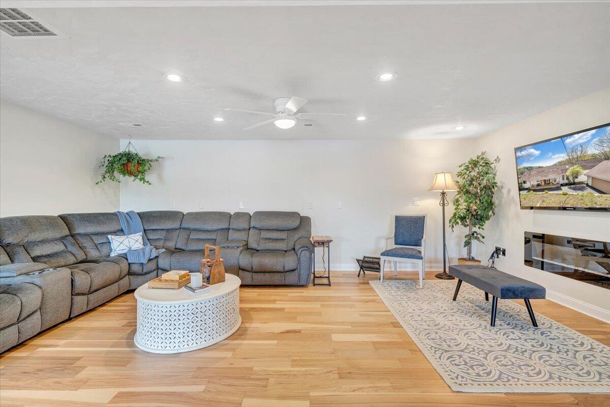 1055 REDBUD LN