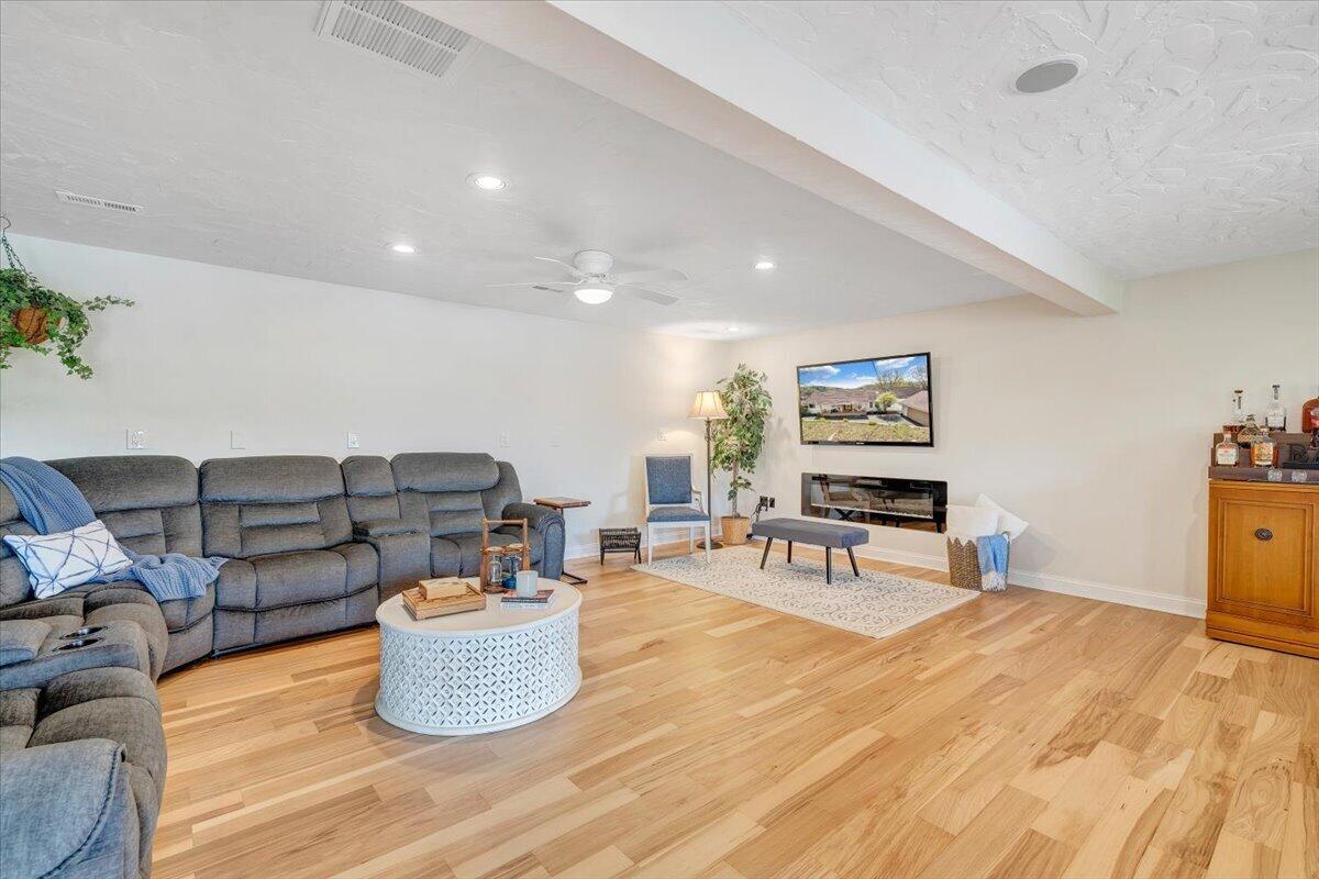 1055 REDBUD LN