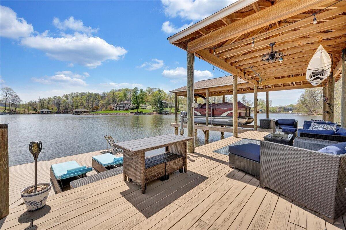 1055 REDBUD LN