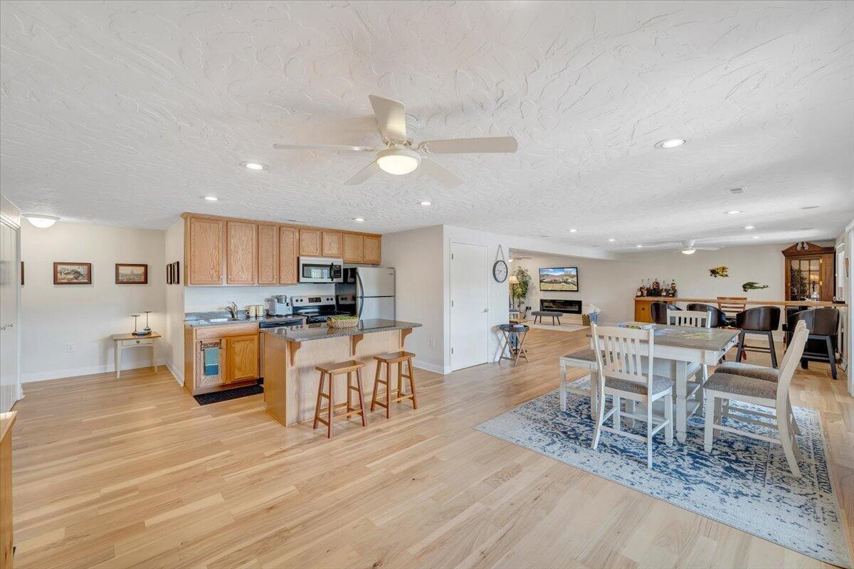 1055 REDBUD LN