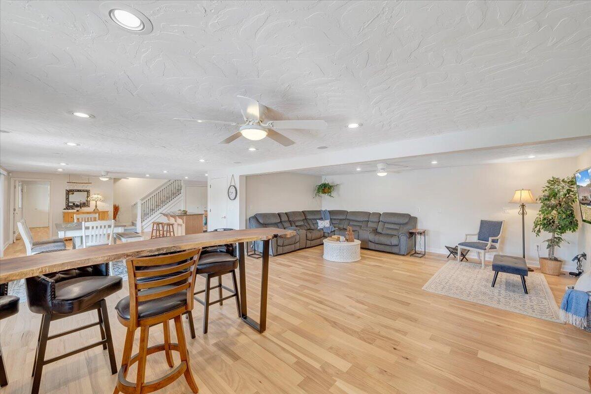 1055 REDBUD LN
