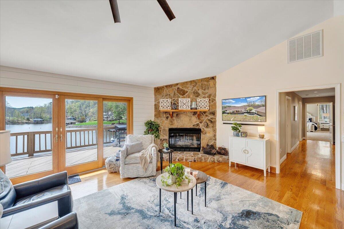 1055 REDBUD LN