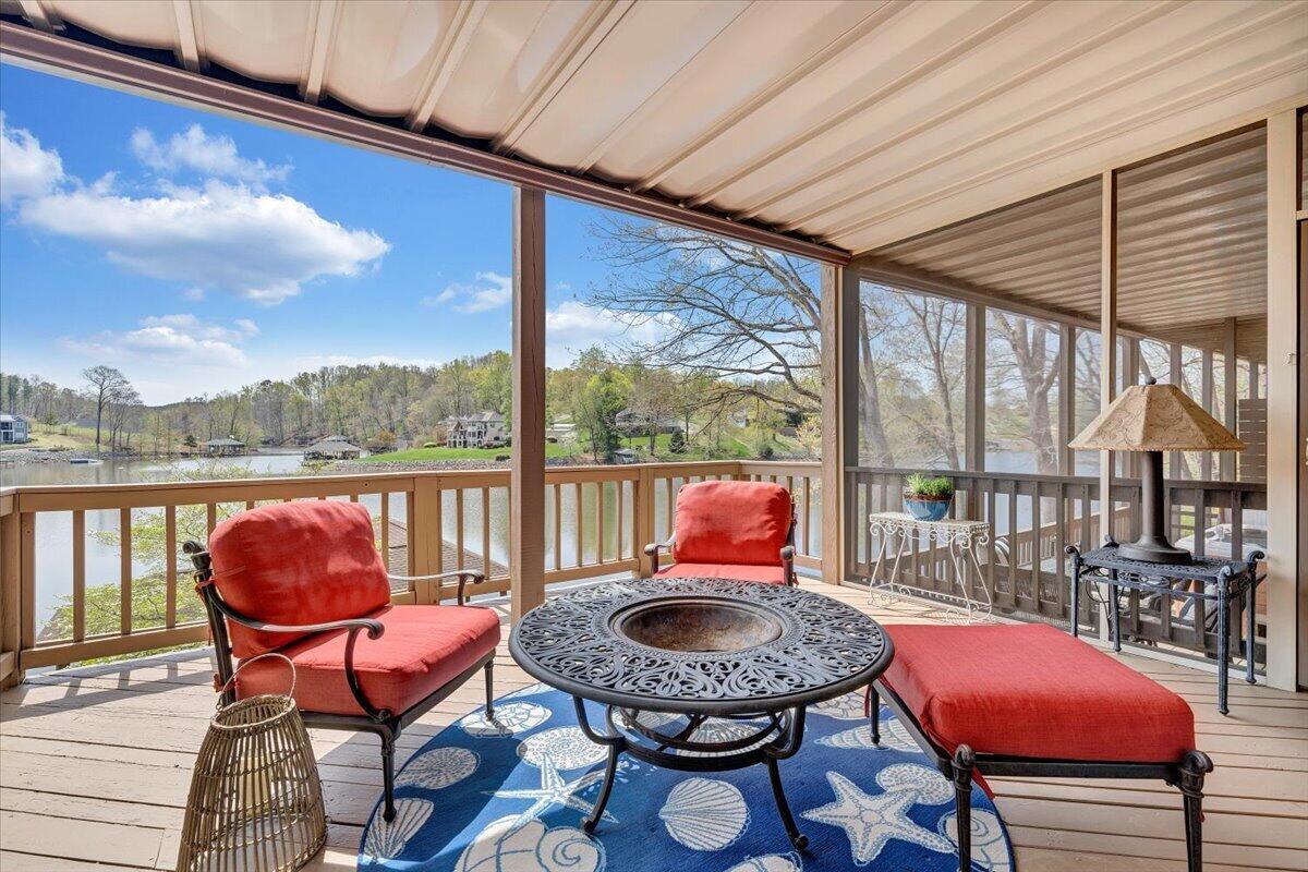 1055 REDBUD LN