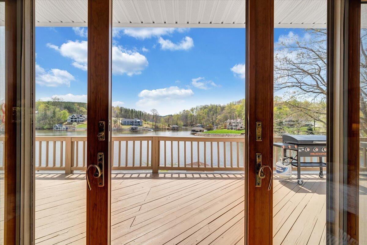 1055 REDBUD LN