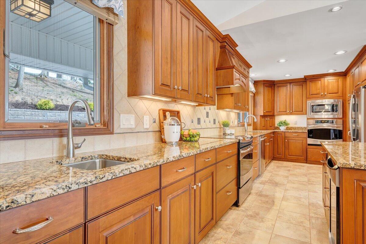 1055 REDBUD LN
