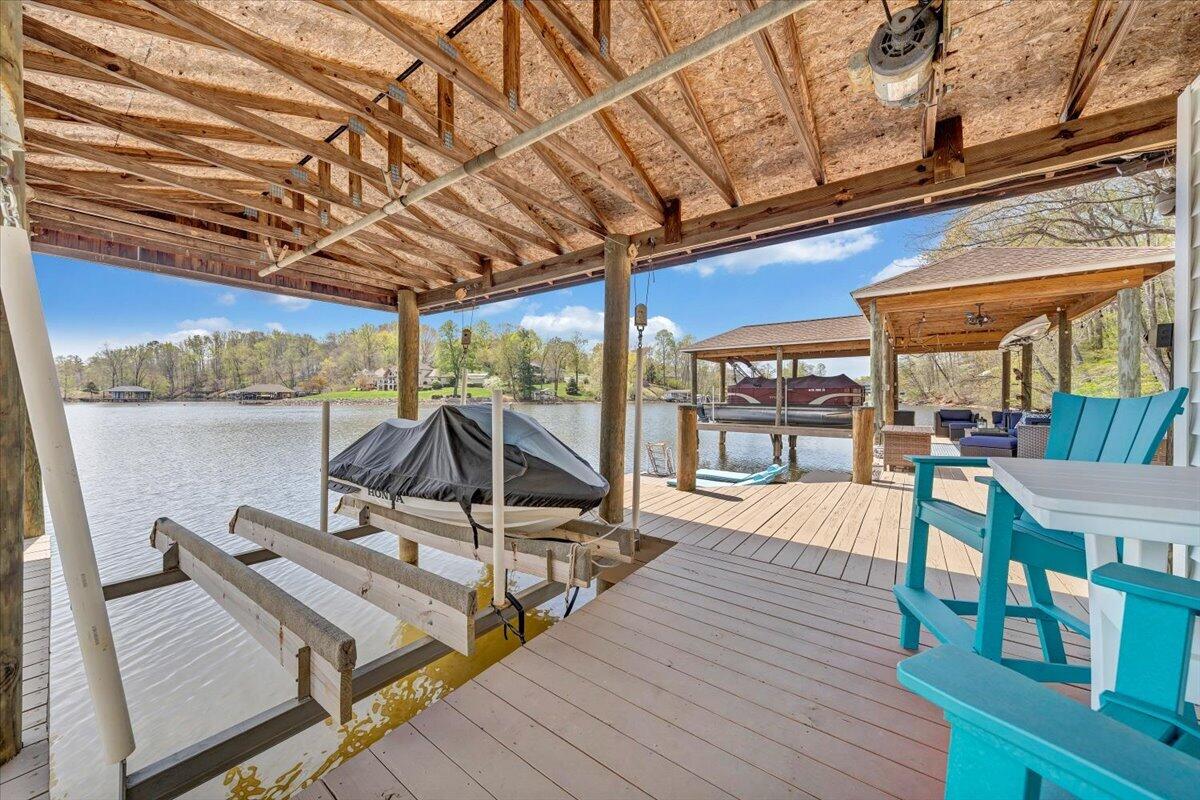 1055 REDBUD LN
