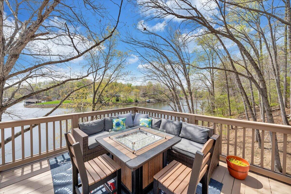 1055 REDBUD LN
