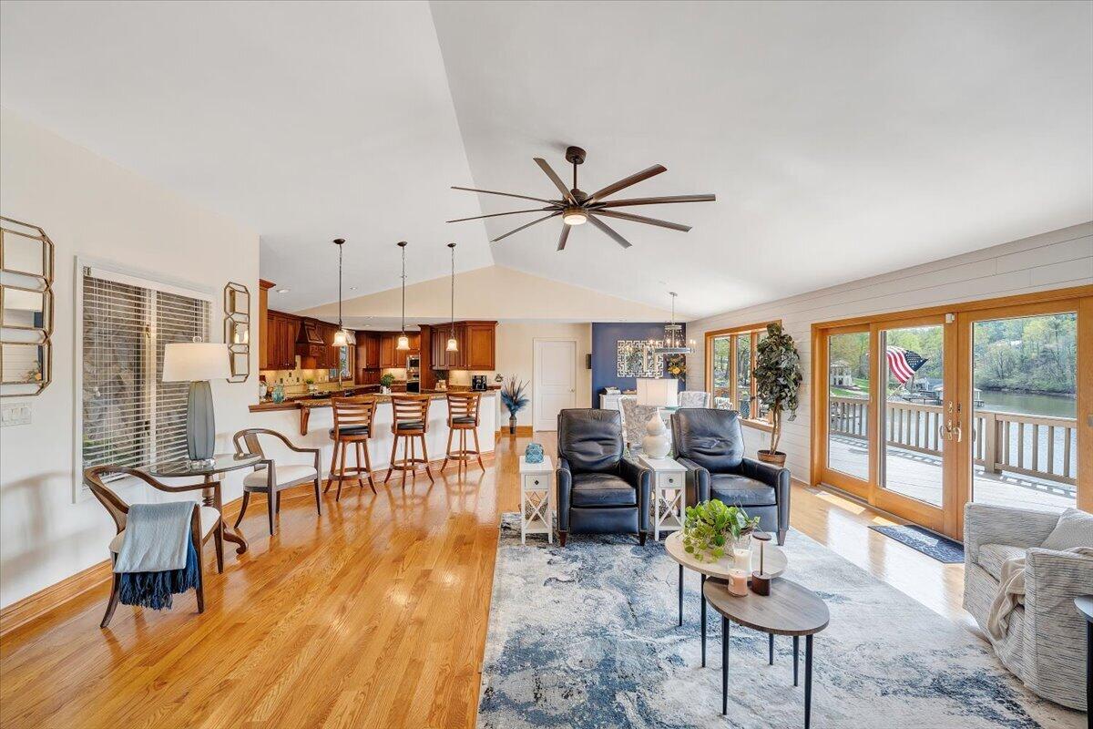 1055 REDBUD LN