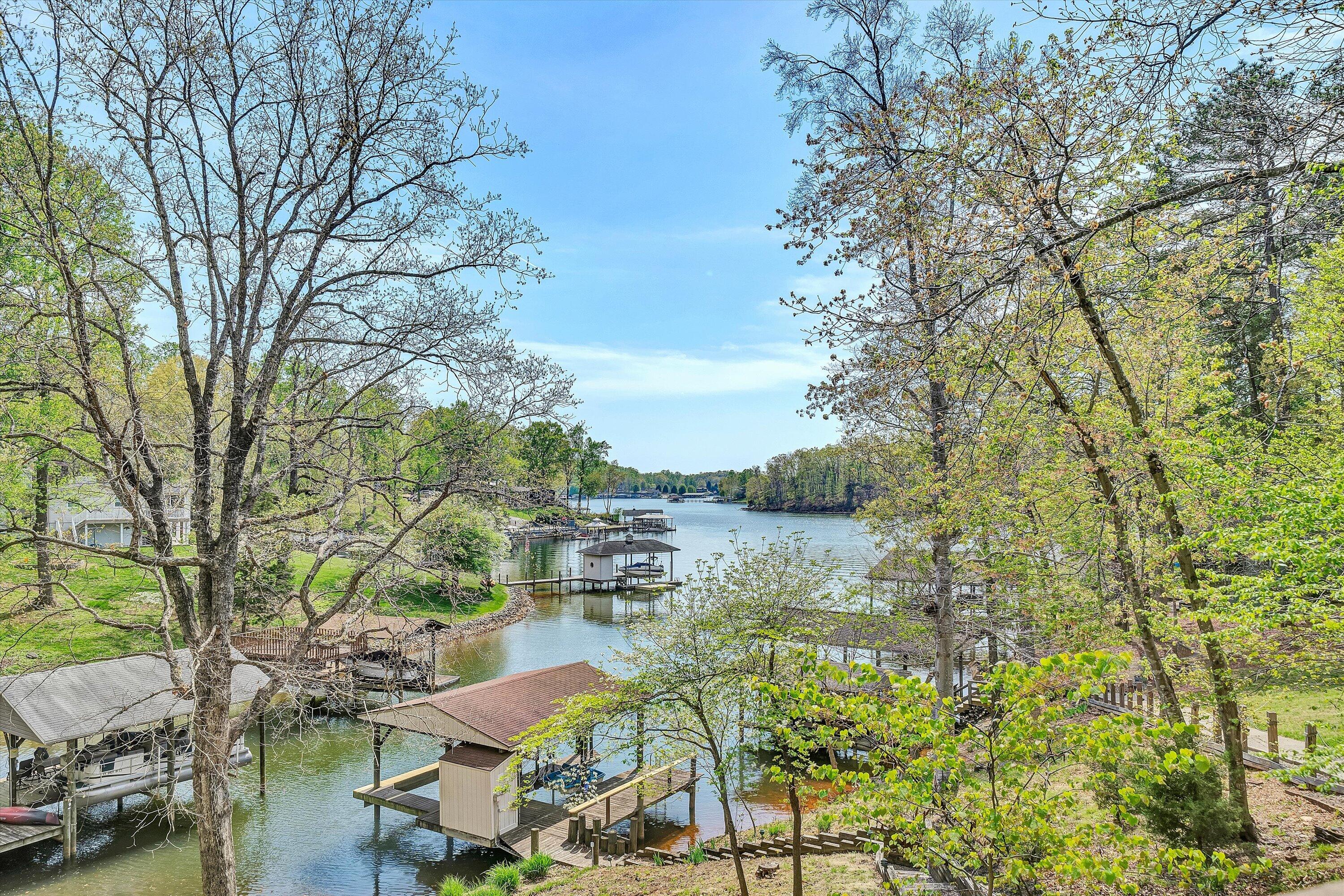 259 Brooks Point LN