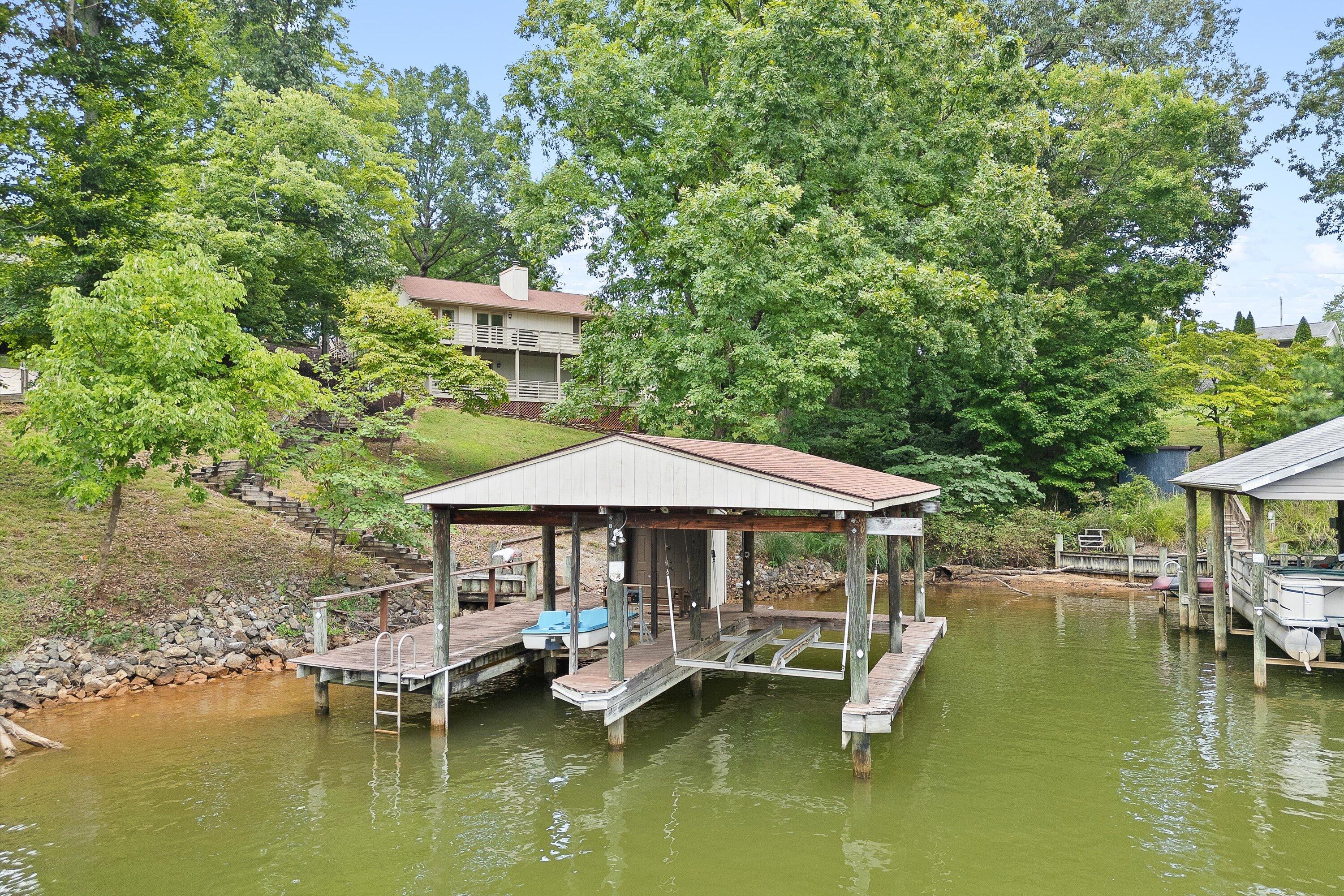 259 Brooks Point LN