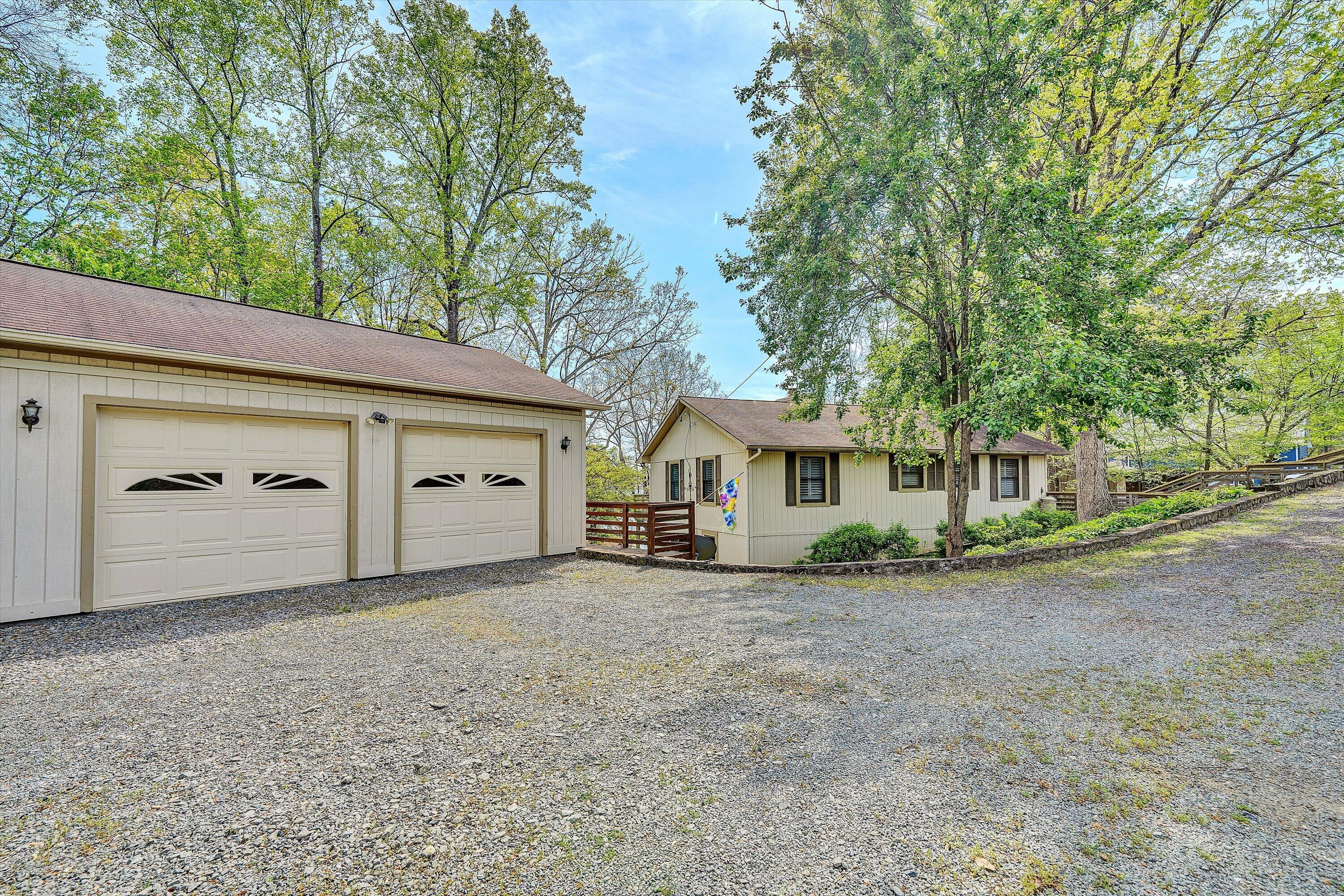 259 Brooks Point LN