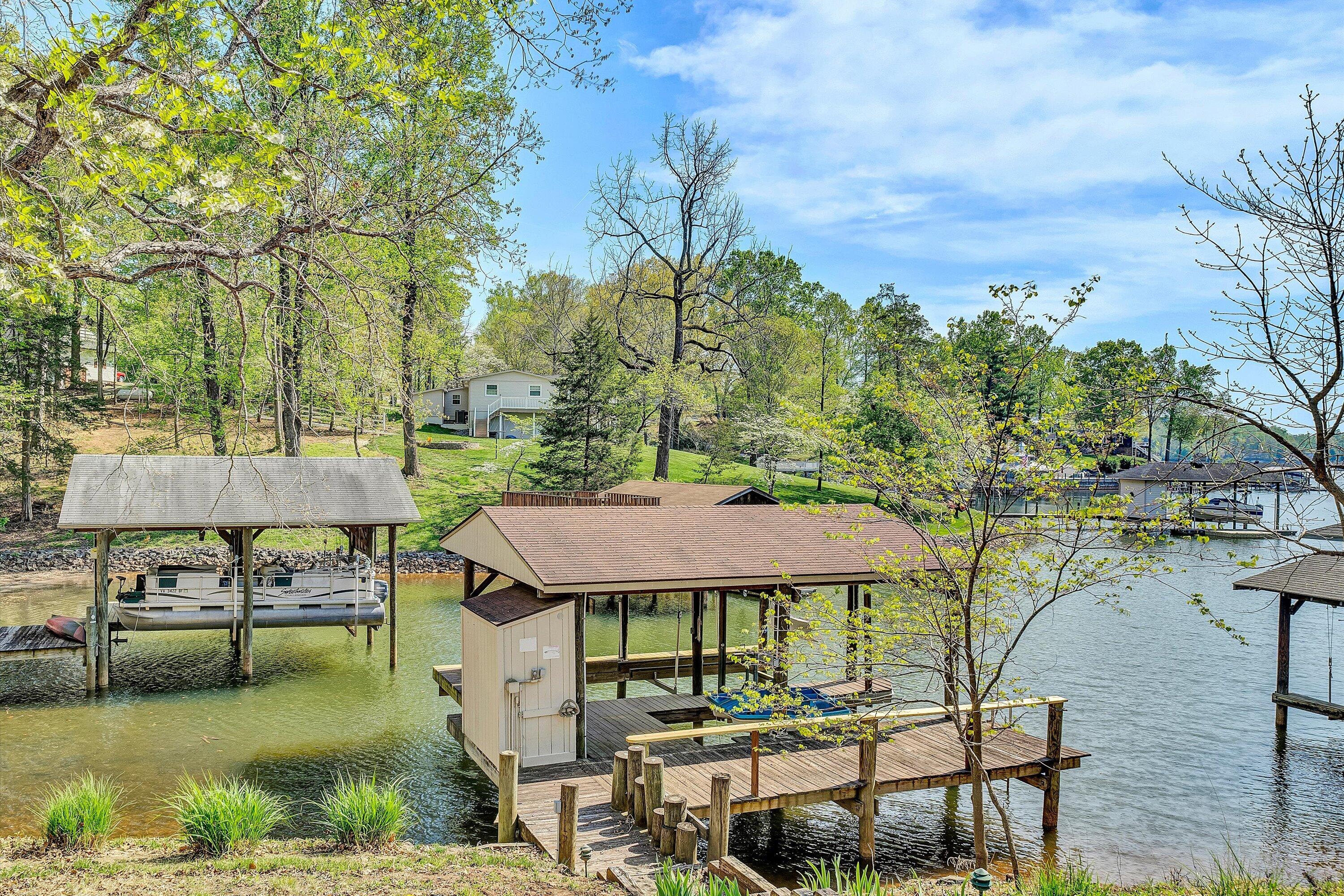 259 Brooks Point LN