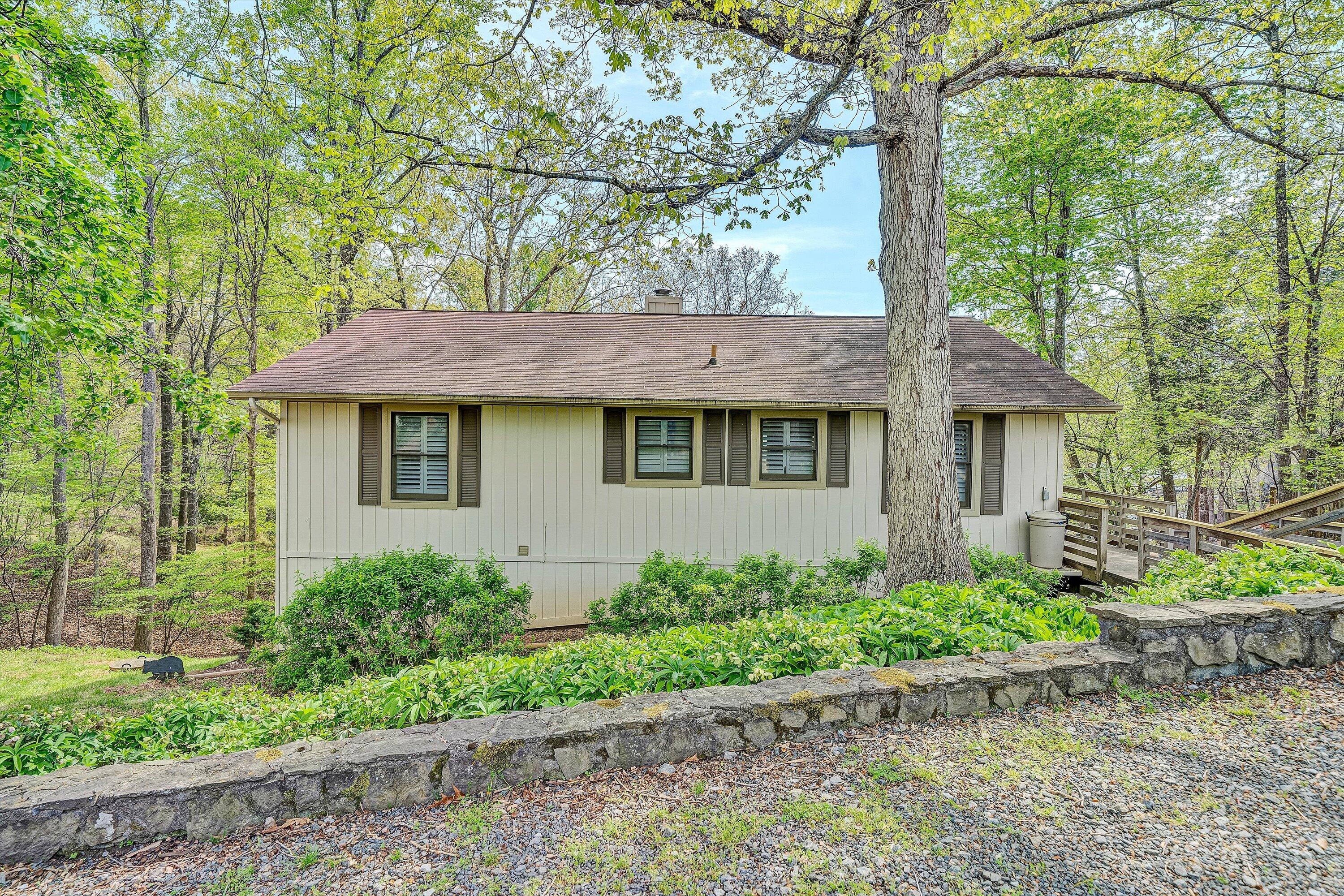 259 Brooks Point LN