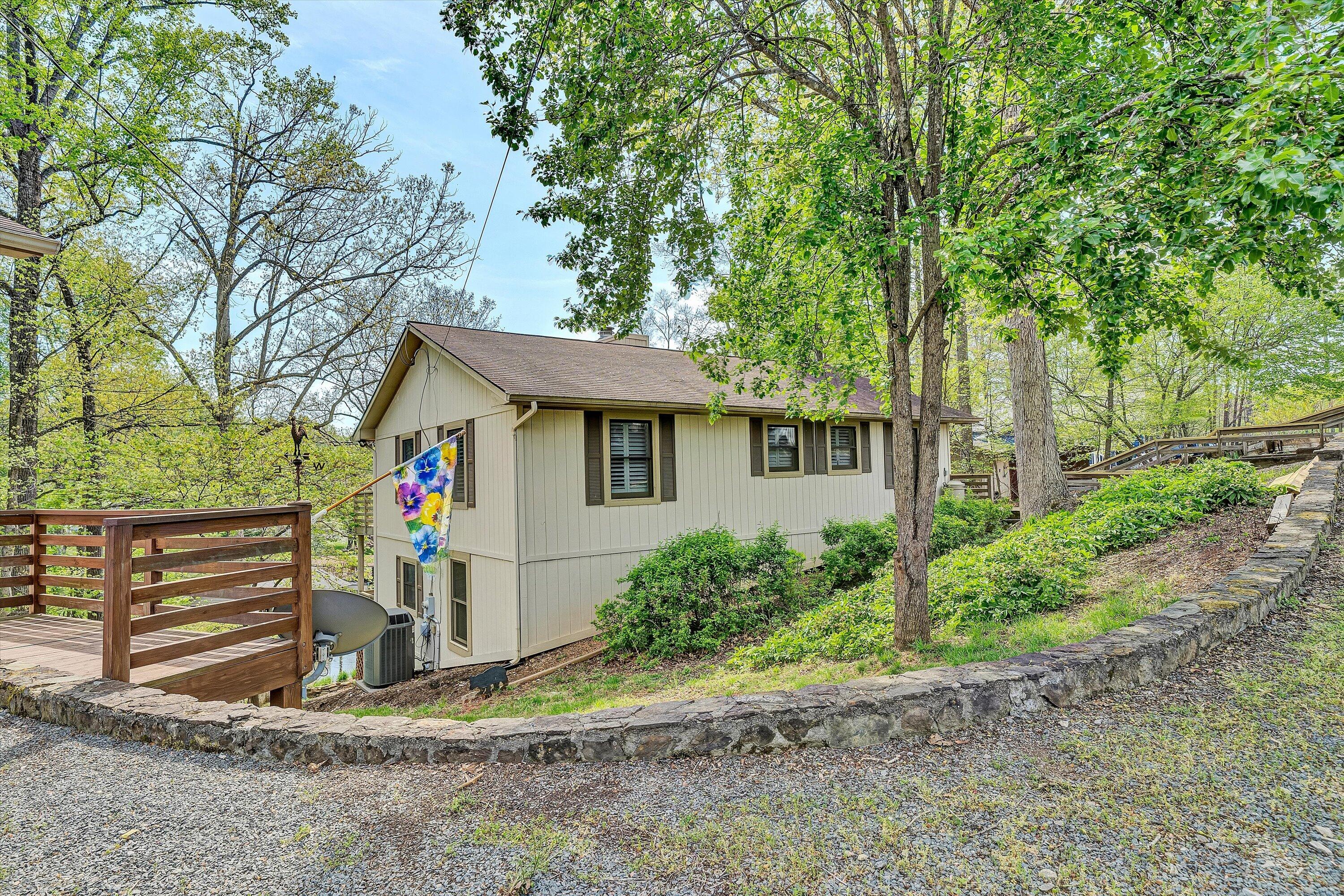 259 Brooks Point LN