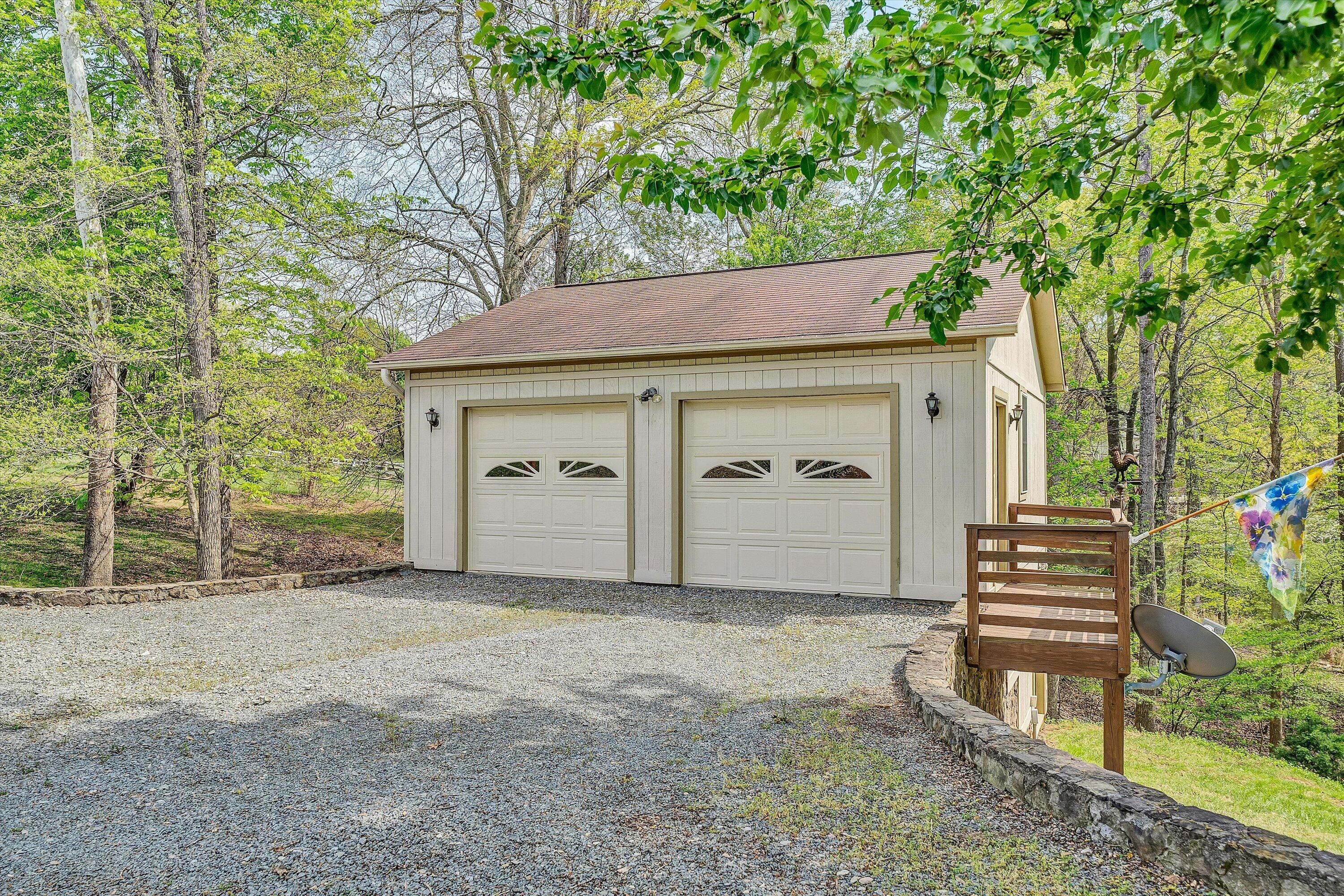 259 Brooks Point LN