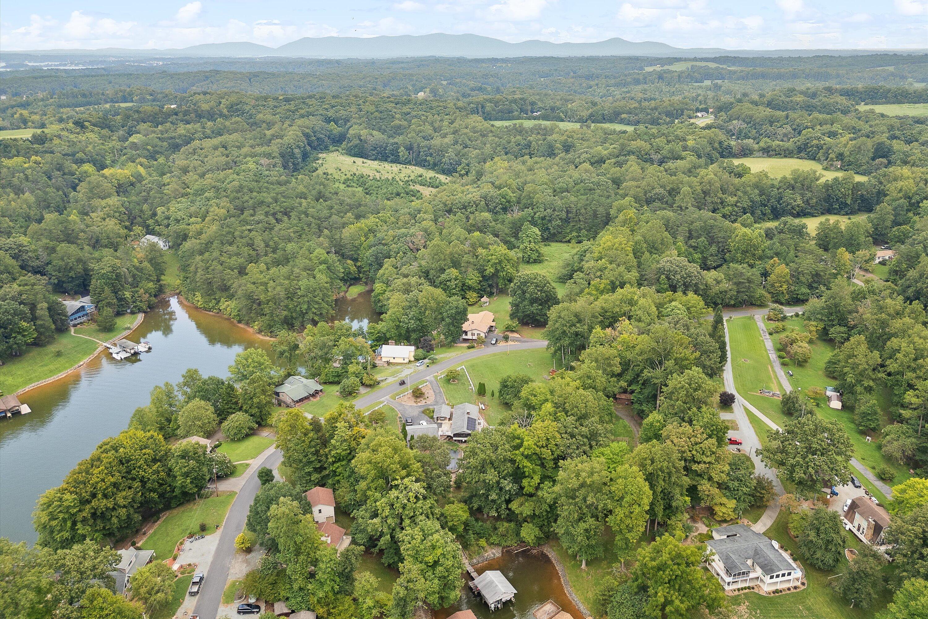 259 Brooks Point LN