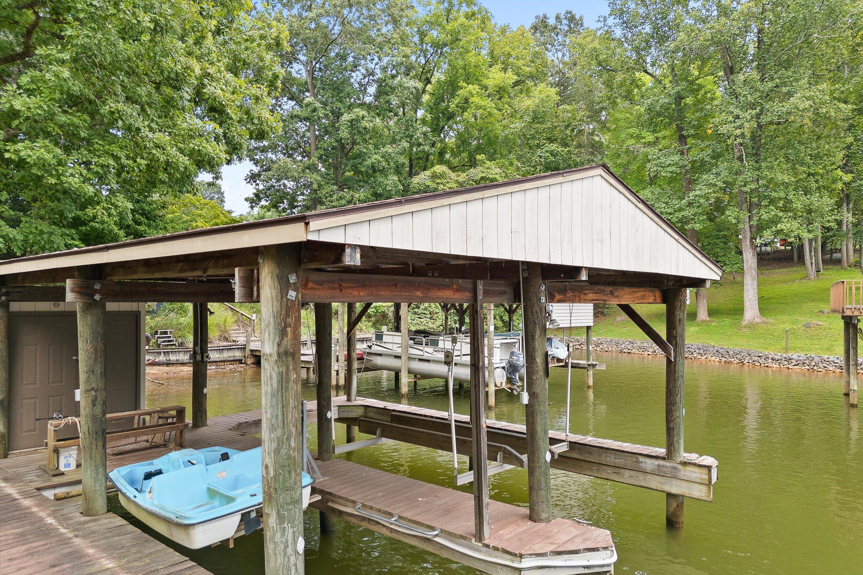259 Brooks Point LN