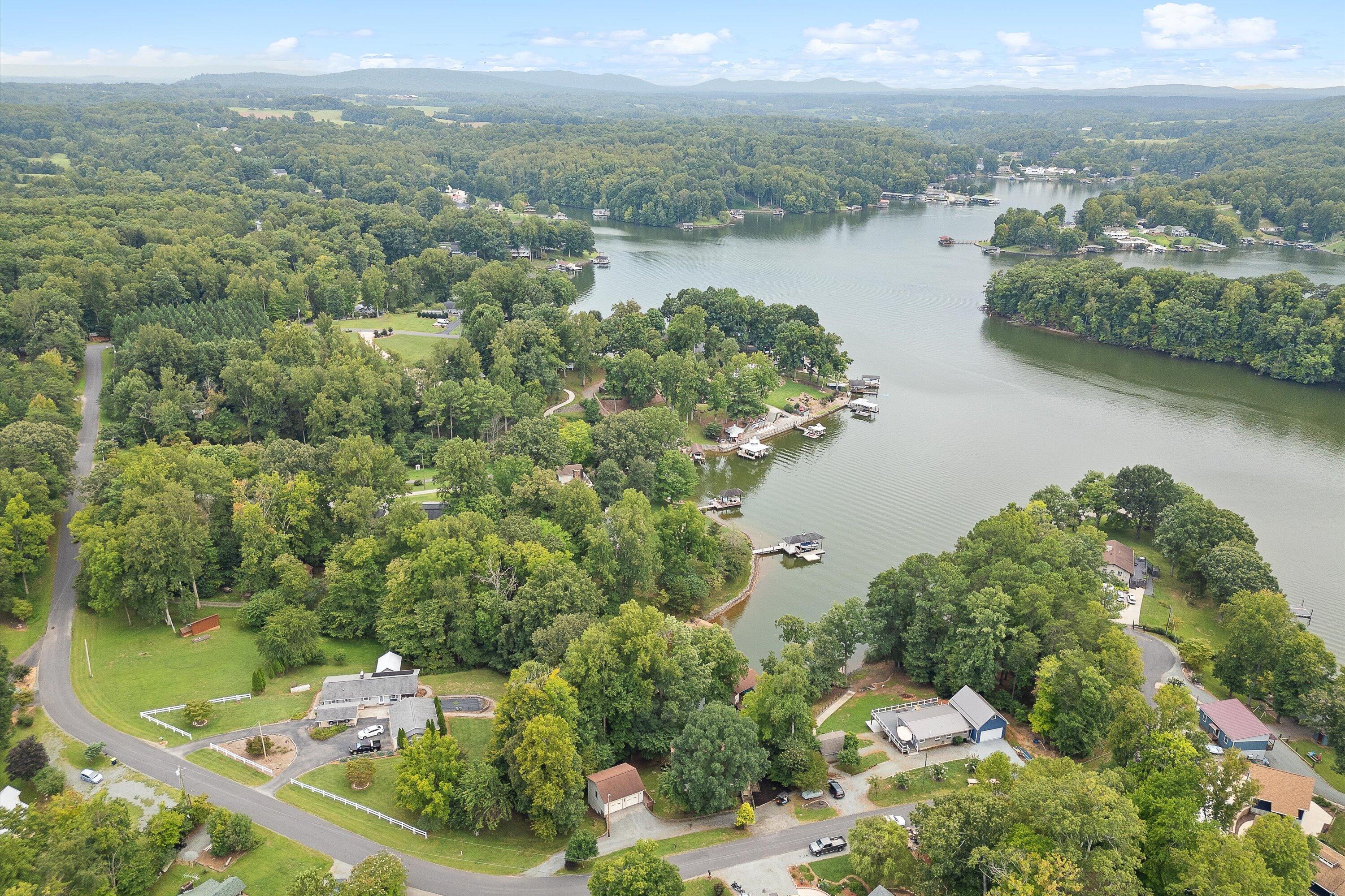 259 Brooks Point LN